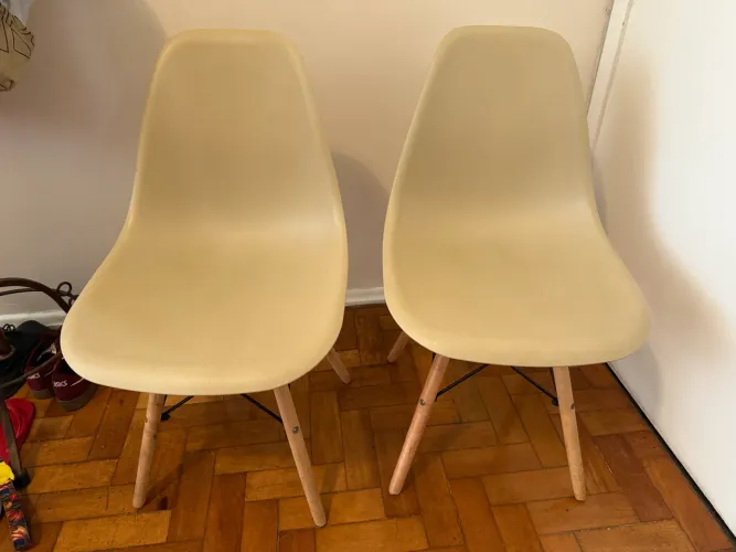 04 CADEIRAS CHARLES EAMES R$300