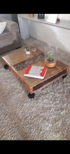 Mesa de centro em palete c tampão em vidro buliado