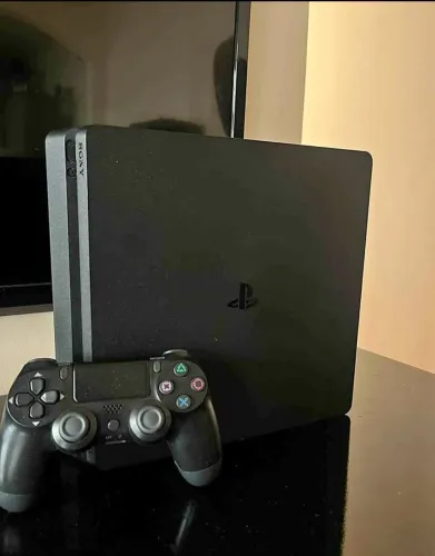 PS4 Slim + 3 Jogos Físicos