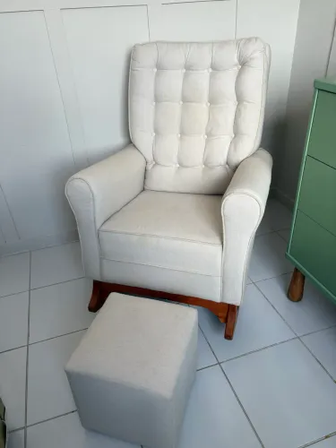 Poltrona de amamentação com puff