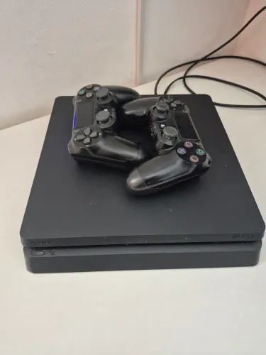 Ps4 slim usado + 4 jogos + 2 controles
