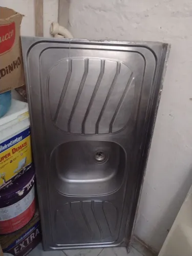 Vendo duas pias uma de inox e outra de fibra