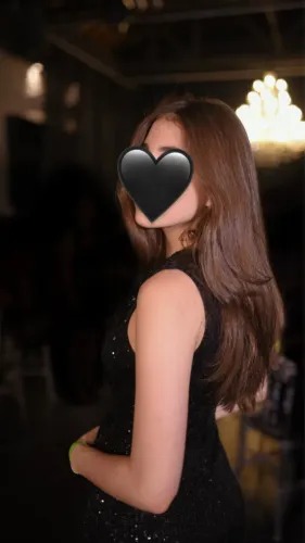 vestido midi preto de lantejoulas