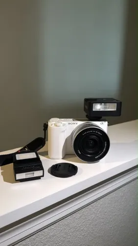 Sony ZV-E10 II + Lente + 2 Flashes + Cartão de Memória 128gb