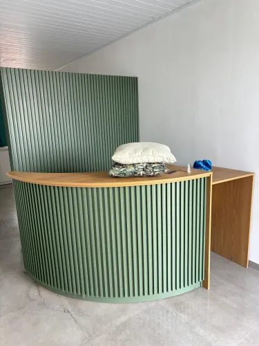 Balcão para recepção, cor verde com ripado verde para