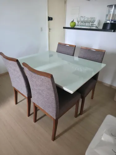MESA DE JANTAR COM 4 CADEIRAS