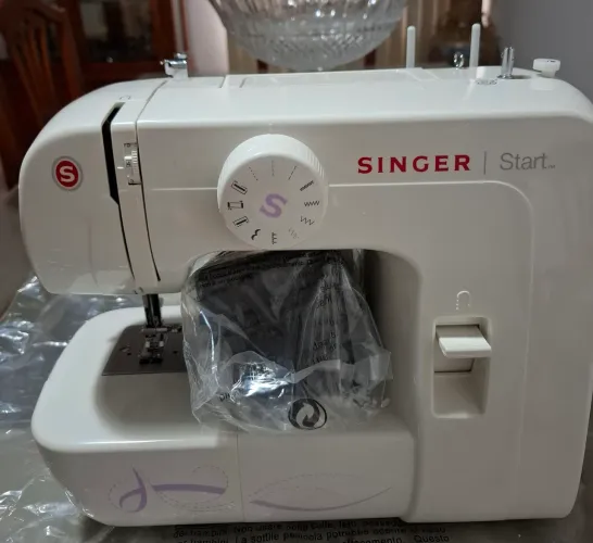 Uma Máquina de costura SINGER, STAR 1306, valor  700,00