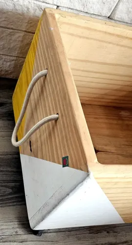 Bau de madeira com rodinha e puxador para brinquedos