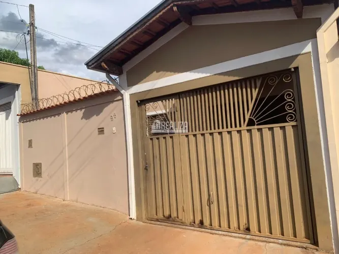 Casa com 3 Quarto(s) e 1 banheiro(s) para Alugar, 100 m² por R$ 1600 / Mês