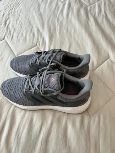 Tênis de esporte cinza da adidas nunca usado