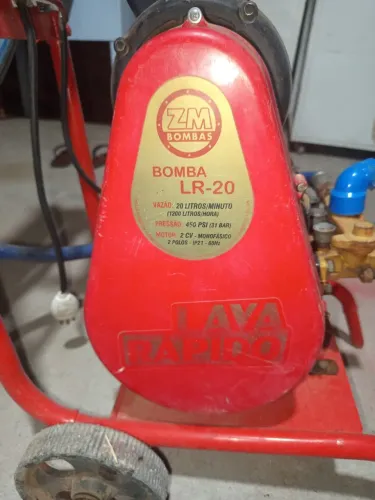 Vende-se uma bomba de lavar carro 