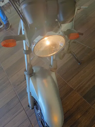 Vendo minha moto motivo quero comprar um carro dois pneus novos embreagem nova