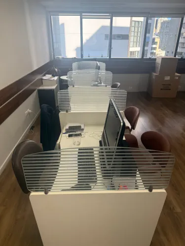 Duas bancadas de trabalho
