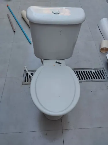 Conjunto de vaso e lavatório de banheiro usado