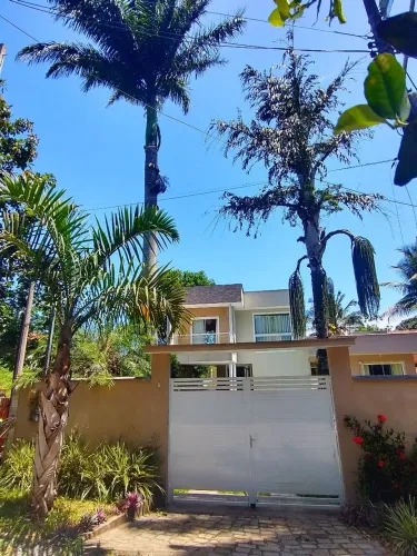 Casa duplex reformada, rua sem saída com piscina.