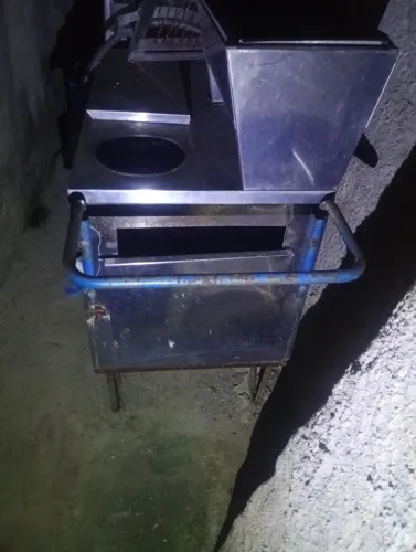 Carroça de espetinho e cachorro quente 