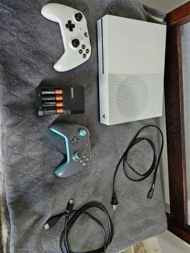 XBOX One S 1TB + 2 Controles + Carregador de pilhas 