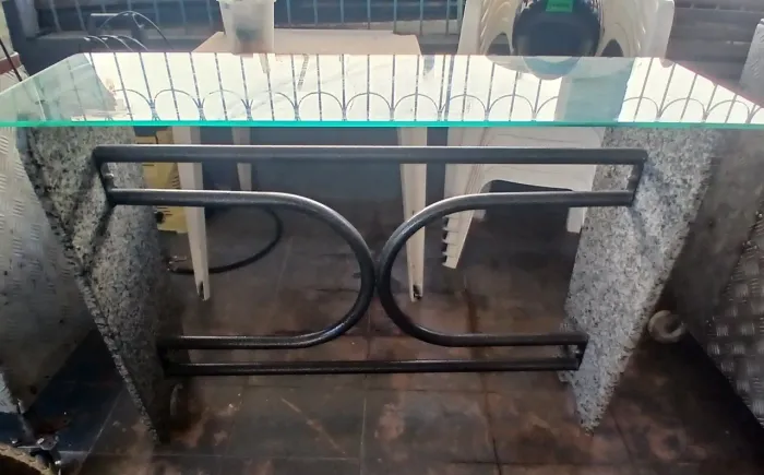 Mesa de mármore com vidro