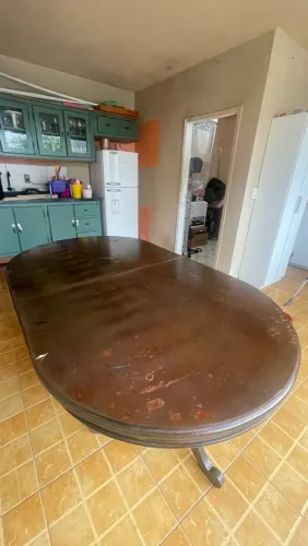 Mesa de madeira com 6 cadeiras