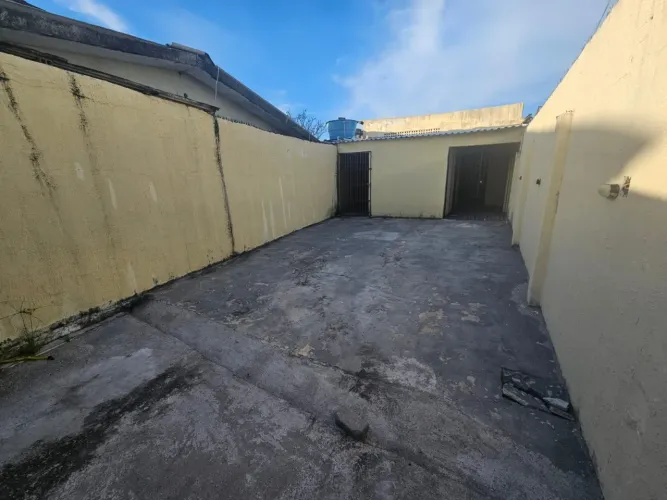 Galpão no Cordeiro com 90m² e estacionamento