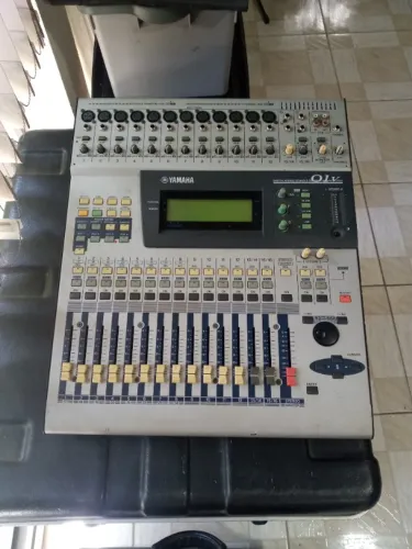Mesa de som 01V Yamaha 