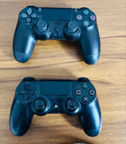 ? Kit com 2 Controles para PlayStation 4 (PS4)