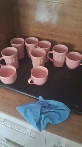 Xícara e pratos rosa