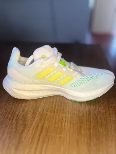 ADIDAS PUREBOOST 22 DISPONÍVEL: Branco com detalhes neon Tecnologia BOOST