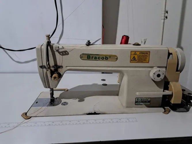 Máquina de costura reta industrial