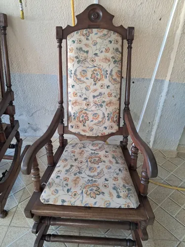 Par de cadeiras de madeira adornada