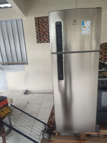 Vendo Geladeira Electrolux frost free 320L Duplex inox look, 2 meses de uso.