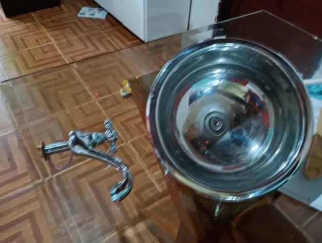 Vendo uma torneira de metal puro mais a cuba de inox