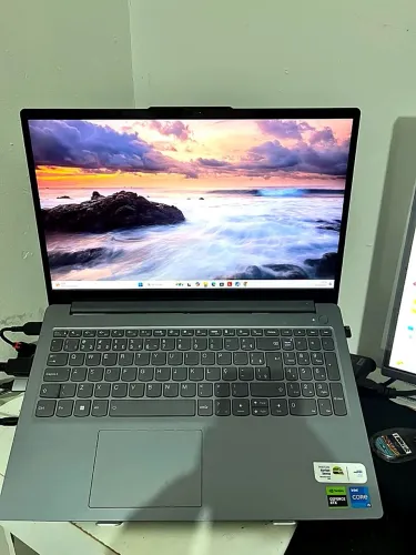 Lenovo LOQ 15IAX9E