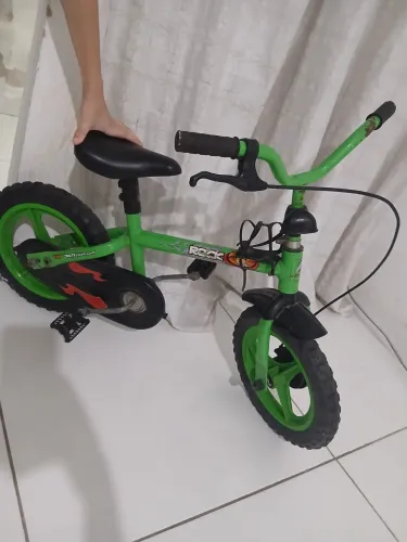 Bicicleta infantil com rodinhss