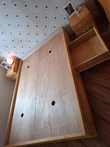 Cama casal mais mesas de cabeceiras.