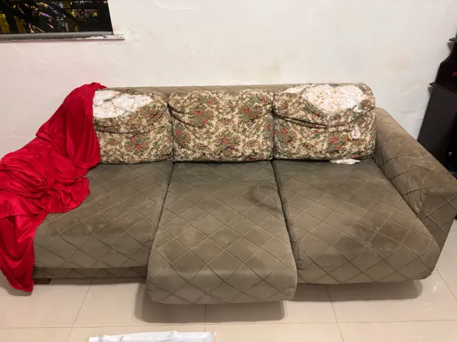 Sofá precisando de reforma