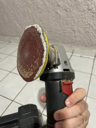 Esmerilhadeira angular retratada