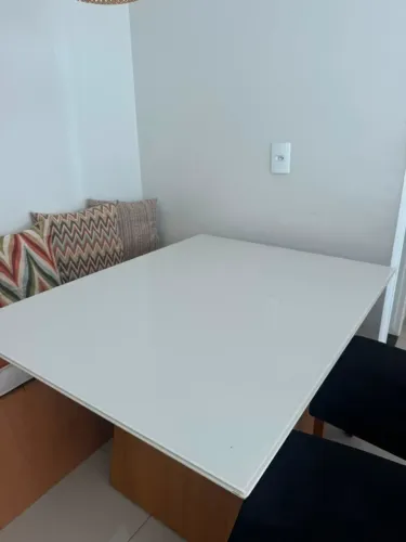 Mesa retangular com tampo de vidro laqueado e base de madeira