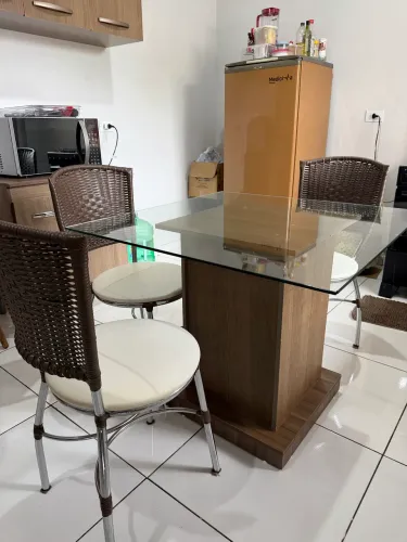 Mesa ( base de madeira e tampa de vidro) + 3 cadeiras 