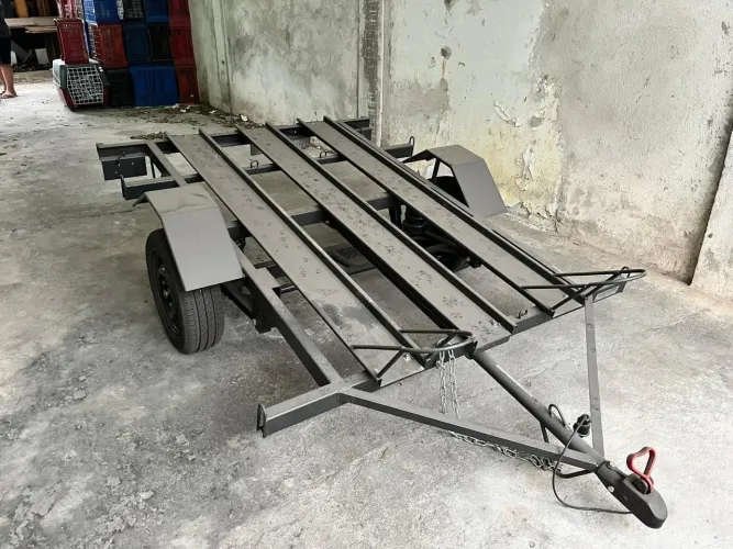 Carretinha reboque plataforma para 2 motos