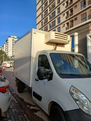 Vendo baú refrigerado com aparelho 