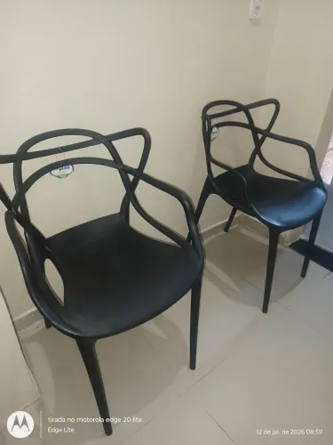 Cadeiras de plástico as duas por 100, com defeito no braço, são novas.