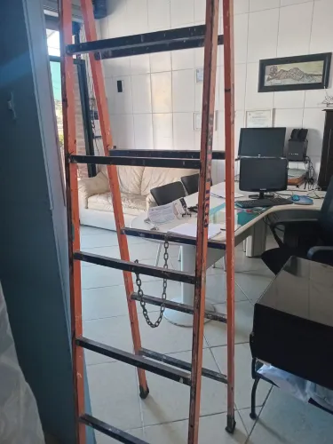 Escada ferro com 6 degraus