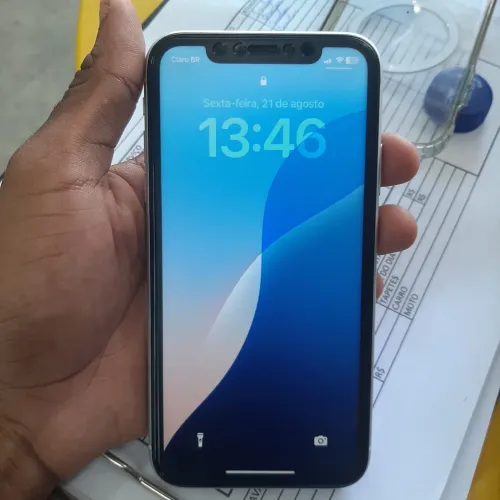 Troco iPhone XR zero funcionando tudo perfeitamente em um iPhone 11 com fundo trincado