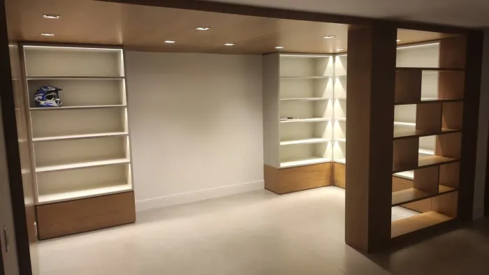 Estantes em laca (3 módulos) com leds nas prateleiras