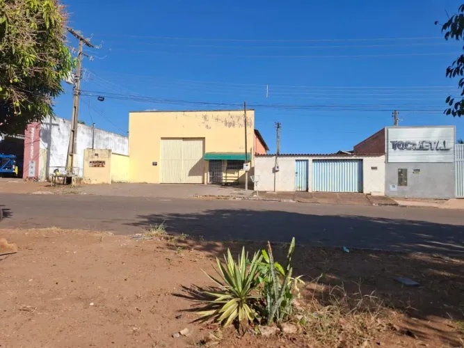 Galpão Industrial na 712 Sul 800 m² de Terreno + 3 Casas R$ 1.200.000