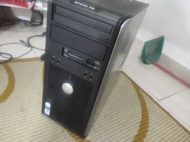 Gabinete DELL funcionando Leia