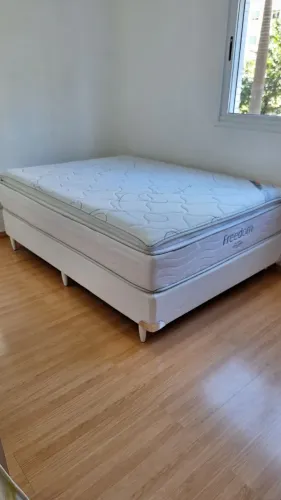 Cama Box Branco e Colchão Freedom ORTOBOM de casal 0,32 X 1,88 X 1,38