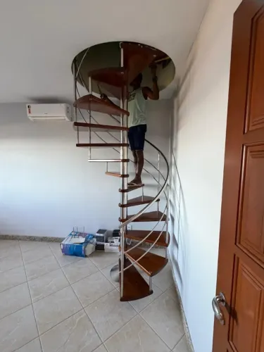 Escada Caracol em Inox com Degraus de Madeira Maciça - 2,5 m de altura. 1,5m de diämetro