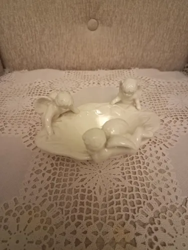 Saboneteira de porcelana branca decorada com anjos, vintage